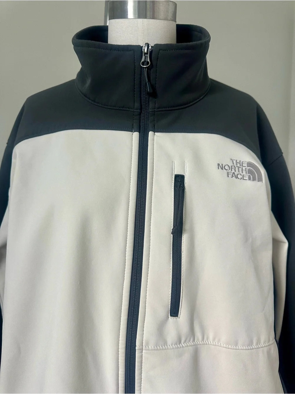 The North Face Men's Jacket (L) cream / grey - Apex Rain Resistant Tech